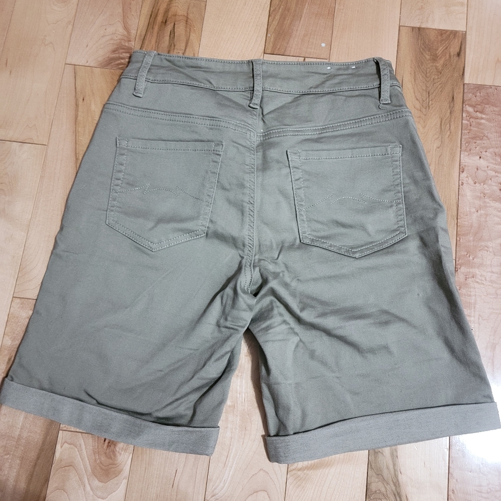 Shorts - Picture 3 of 5